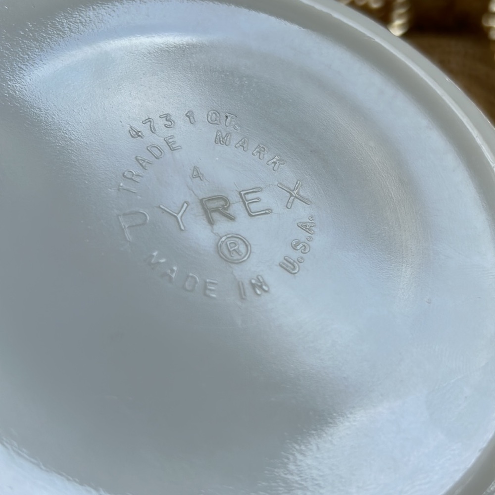 Vintage Pyrex Turquoise Amish Butterprint 1 Quart Ovenware Mixing Bowl with Lid - Picture 8 of 16